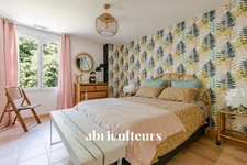 Magnifique propriété  de 235m² avec piscine, et dépendances à Rognes 13840