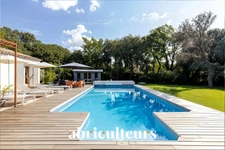 Magnifique propriété  de 235m² avec piscine, et dépendances à Rognes 13840