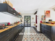 Magnifique propriété avec terrain, piscine/ poolhouse, dépendance à Rognes 13840