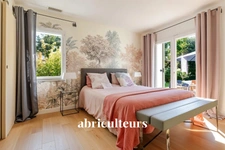 Magnifique propriété  de 235m² avec piscine, et dépendances à Rognes 13840