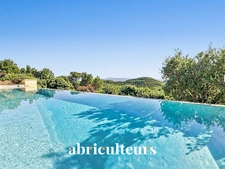 Magnifique villa de 296 m² avec piscine, terrain de 1,2 ha et vue exceptionnelle à Rognes (13840)