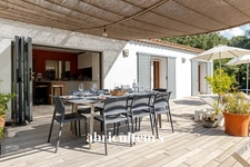 Magnifique propriété  de 235m² avec piscine, et dépendances à Rognes 13840