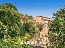 Magnifique villa de 296 m² avec piscine, terrain de 1,2 ha et vue exceptionnelle à Rognes (13840)