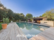 Magnifique propriété avec terrain, piscine/ poolhouse, dépendance à Rognes 13840