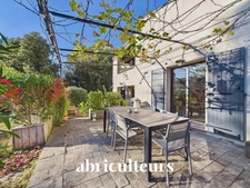 Magnifique propriété avec terrain, piscine/ poolhouse, dépendance à Rognes 13840