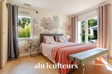 Magnifique propriété  de 235m² avec piscine, et dépendances à Rognes 13840