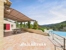 Vue panoramique pour cette magnifique villa Au temps des bastides de 296 m² à Rognes