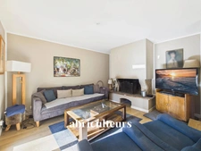 Magnifique propriété avec terrain, piscine/ poolhouse, dépendance à Rognes 13840