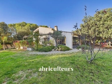 Magnifique propriété avec terrain, piscine/ poolhouse, dépendance à Rognes 13840