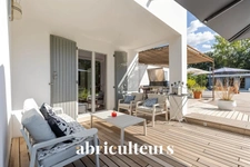 Magnifique propriété  de 235m² avec piscine, et dépendances à Rognes 13840