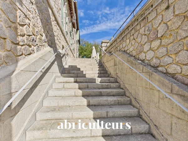 FONDS DE COMMERCE au sein d'une BATISSE EXCEPTIONNELLE<span></span>LES ALPES MANCELLE