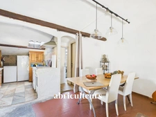 Bel appartement ancien de 68 m² avec extérieurs – Cœur du village de Fayence