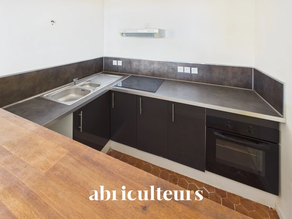 Lumineux appartement 2 pièces de 40 m² Carrez<span></span>54 m² habitables<span></span>Dernier étage<span></span>Centre historique de Grasse