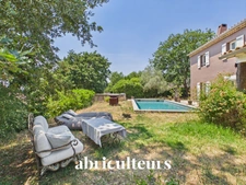 Spacieuse villa avec piscine et terrain d’environ 1 500 m² , dépendance et vue dégagée en vente à Callian (83440)