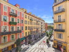 Superbe appartement traversant rénové de 136,81 m² – Trois balcons – Garage – À 30 mètres du Port de Nice