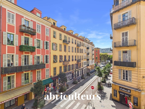 Superbe appartement traversant rénové de 136,81 m²<span></span>Trois balcons<span></span>Garage<span></span>À 30 mètres du Port de Nice