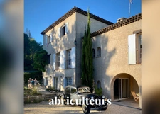 Exceptionnelle bastide provençale de 345 m² — Vue panoramique, piscine chauffée et potentiel locatif
