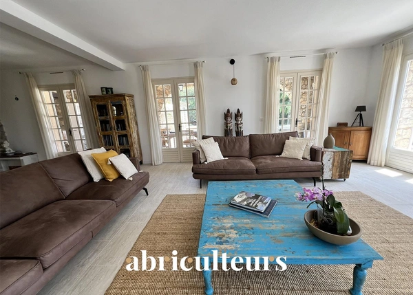 Exceptionnelle bastide provençale de 345 m² — Vue panoramique, piscine chauffée et potentiel locatif