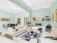 Superbe appartement traversant rénové de 136,81 m² – Trois balcons – Garage – À 30 mètres du Port de Nice