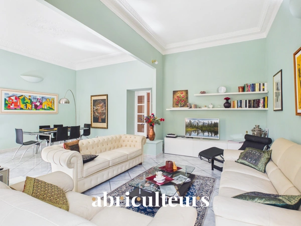 Superbe appartement traversant rénové de 136,81 m²<span></span>Trois balcons<span></span>Garage<span></span>À 30 mètres du Port de Nice