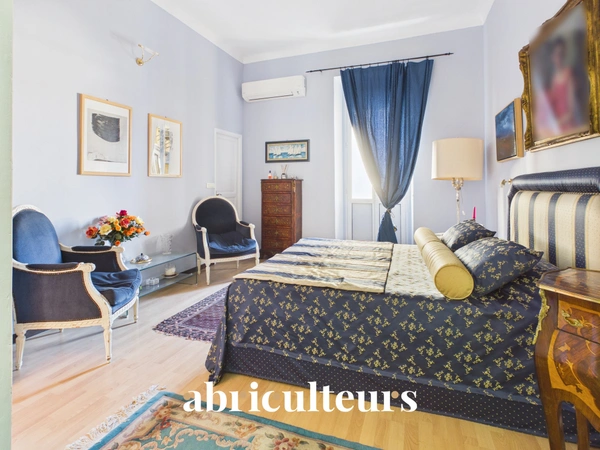 Superbe appartement traversant rénové de 136,81 m²<span></span>Trois balcons<span></span>Garage<span></span>À 30 mètres du Port de Nice