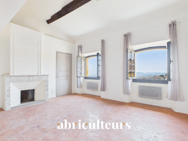Lumineux appartement 2 pièces de 40 m² Carrez<span></span>54 m² habitables<span></span>Dernier étage<span></span>Centre historique de Grasse