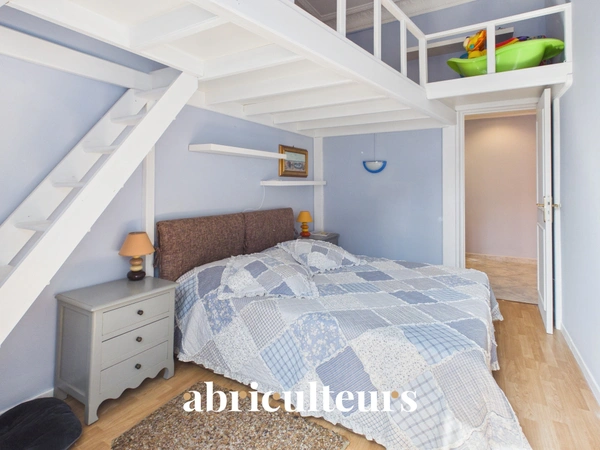 Superbe appartement traversant rénové de 136,81 m²<span></span>Trois balcons<span></span>Garage<span></span>À 30 mètres du Port de Nice