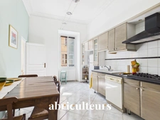 Superbe appartement traversant rénové de 136,81 m² – Trois balcons – Garage – À 30 mètres du Port de Nice