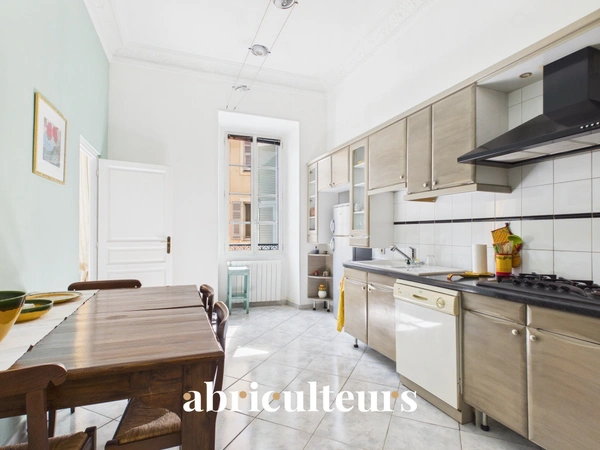 Superbe appartement traversant rénové de 136,81 m²<span></span>Trois balcons<span></span>Garage<span></span>À 30 mètres du Port de Nice