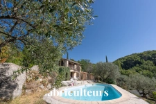 Maison familiale à fort potentiel de 150 m² – Vue panoramique – Piscine et jardin arboré – Seillans