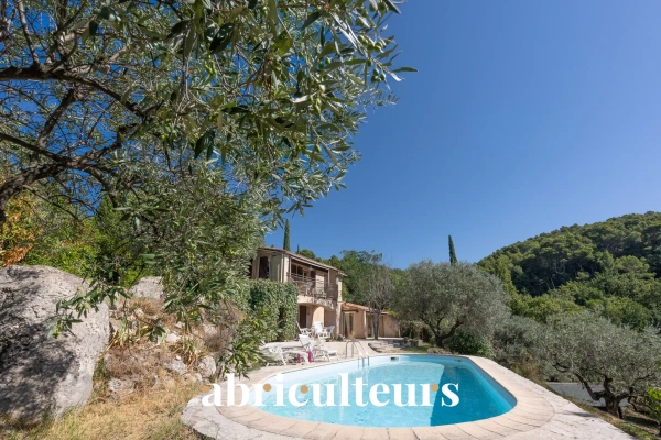 Maison familiale à fort potentiel de 150 m²<span></span>Vue panoramique<span></span>Piscine et jardin arboré<span></span>Seillans