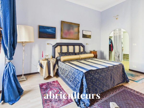 Superbe appartement traversant rénové de 136,81 m²<span></span>Trois balcons<span></span>Garage<span></span>À 30 mètres du Port de Nice