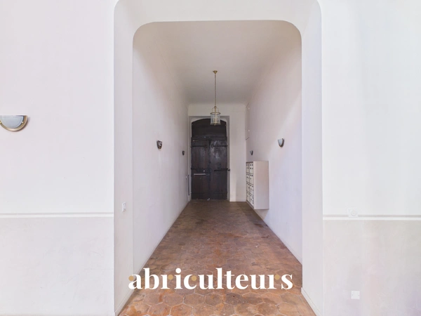 Lumineux appartement 2 pièces de 40 m² Carrez<span></span>54 m² habitables<span></span>Dernier étage<span></span>Centre historique de Grasse