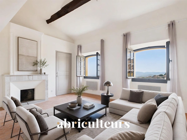 Lumineux appartement 2 pièces de 40 m² Carrez<span></span>54 m² habitables<span></span>Dernier étage<span></span>Centre historique de Grasse