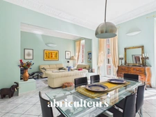 Superbe appartement traversant rénové de 136,81 m² – Trois balcons – Garage – À 30 mètres du Port de Nice
