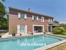 Spacieuse villa avec piscine et terrain d’environ 1 500 m² , dépendance et vue dégagée en vente à Callian (83440)