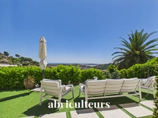 Élégante maison rénovée de 130 m²<span></span>Vue mer panoramique<span></span>Domaine sécurisé<span></span>Secteur Hélio Marin / Vallauris