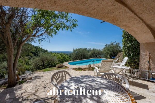 Maison familiale à fort potentiel de 150 m²<span></span>Vue panoramique<span></span>Piscine et jardin arboré<span></span>Seillans