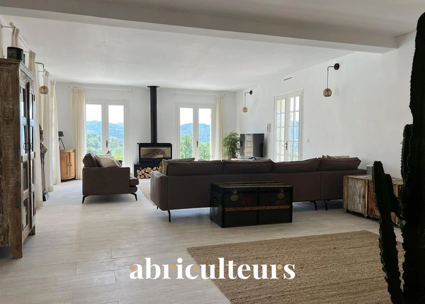Exceptionnelle bastide provençale de 345 m² — Vue panoramique, piscine chauffée et potentiel locatif