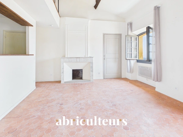 Lumineux appartement 2 pièces de 40 m² Carrez<span></span>54 m² habitables<span></span>Dernier étage<span></span>Centre historique de Grasse
