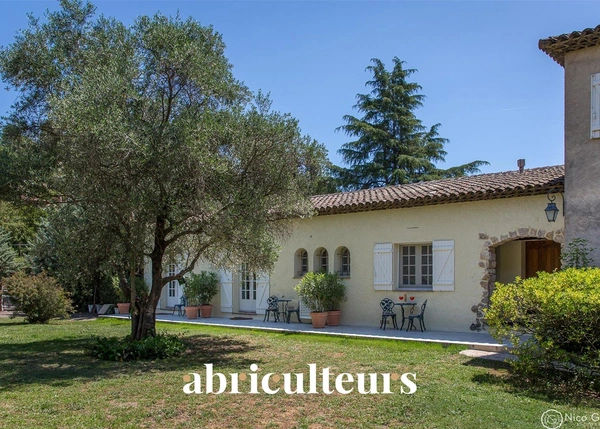 Exceptionnelle bastide provençale de 345 m² — Vue panoramique, piscine chauffée et potentiel locatif