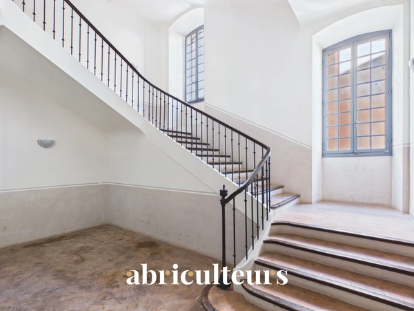 Lumineux appartement 2 pièces de 40 m² Carrez<span></span>54 m² habitables<span></span>Dernier étage<span></span>Centre historique de Grasse