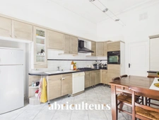 Superbe appartement traversant rénové de 136,81 m² – Trois balcons – Garage – À 30 mètres du Port de Nice