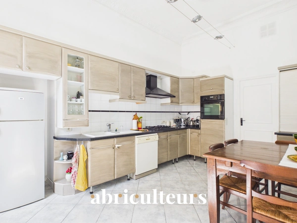 Superbe appartement traversant rénové de 136,81 m²<span></span>Trois balcons<span></span>Garage<span></span>À 30 mètres du Port de Nice