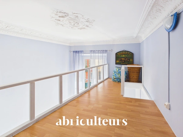 Superbe appartement traversant rénové de 136,81 m²<span></span>Trois balcons<span></span>Garage<span></span>À 30 mètres du Port de Nice