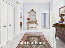 Superbe appartement traversant rénové de 136,81 m² – Trois balcons – Garage – À 30 mètres du Port de Nice