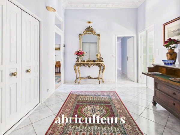 Superbe appartement traversant rénové de 136,81 m²<span></span>Trois balcons<span></span>Garage<span></span>À 30 mètres du Port de Nice