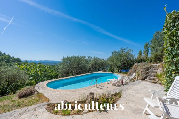 Maison familiale à fort potentiel de 150 m²<span></span>Vue panoramique<span></span>Piscine et jardin arboré<span></span>Seillans