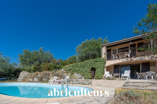 Maison familiale à fort potentiel de 150 m²<span></span>Vue panoramique<span></span>Piscine et jardin arboré<span></span>Seillans