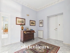 Superbe appartement traversant rénové de 136,81 m² – Trois balcons – Garage – À 30 mètres du Port de Nice